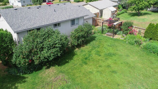Building Photo - Updated 3 Bed 2 Bath Home With Brand New 2...