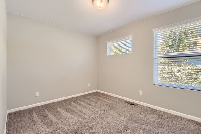 Building Photo - Modern 5 Bedroom Home for Rent!