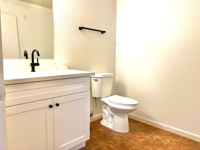 Building Photo - Updated 2-Bedroom 3 Bathroom Pasadena Town...