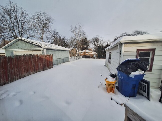 Building Photo - Charming 3 bedroom bungalow freshly updated