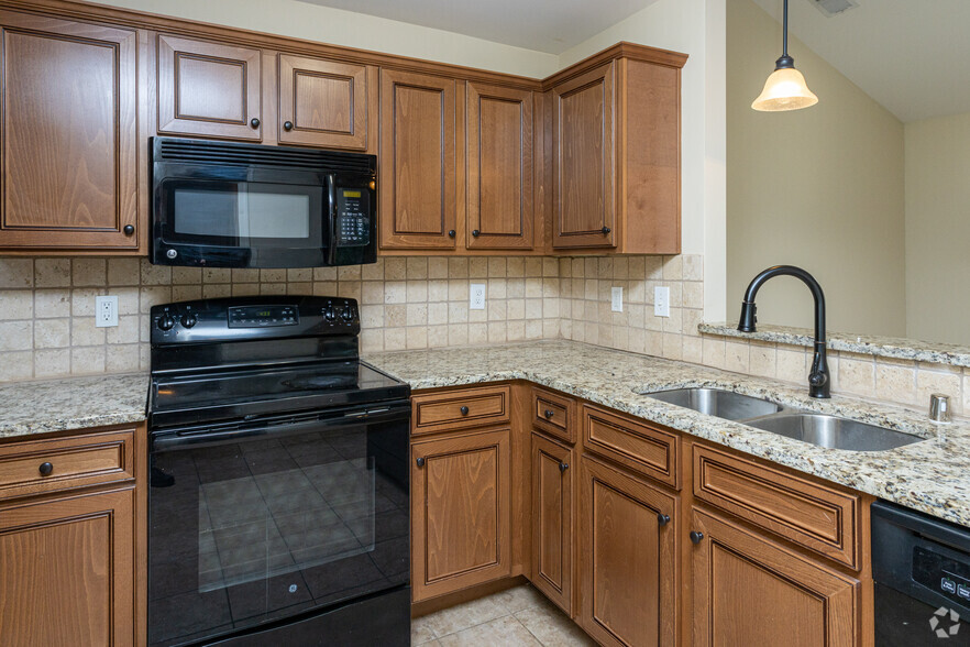 1BR, 1BA - 850 SF - Kitchen - Overbrook Apartments