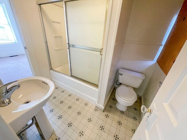 Building Photo - Pet-friendly Craftsman Home!