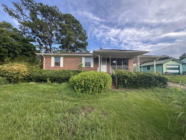 Building Photo - Updated 3 bed/2 bath with Carport