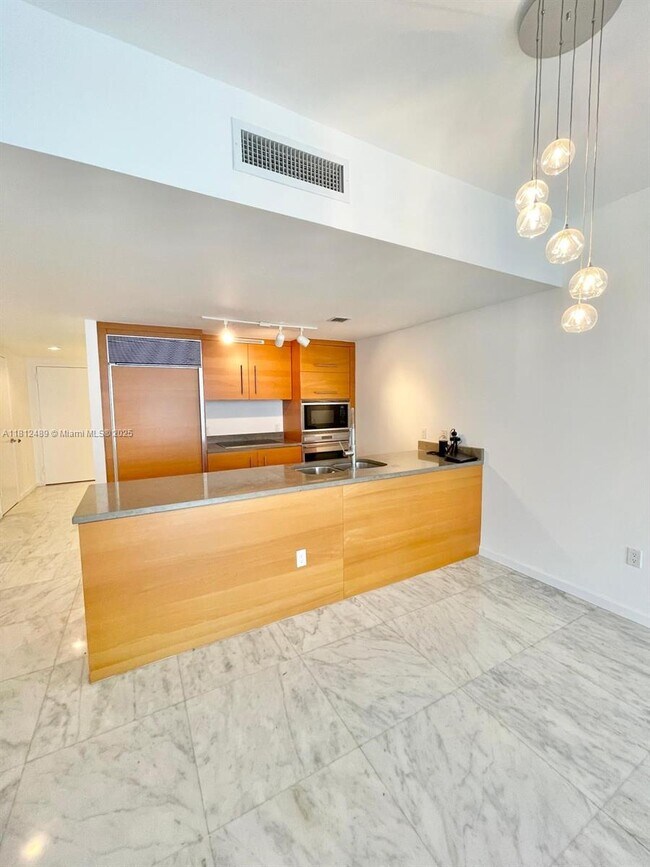 Building Photo - 475 Brickell Ave