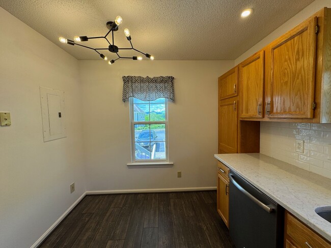 Building Photo - West AVL - Beautifully Updated Townhouse