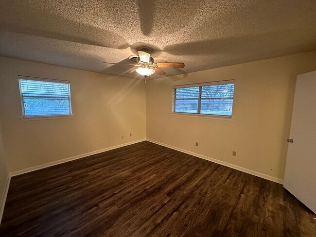 Building Photo - COMING SOON--Spacious 3 Bedroom 2 Bath Hom...