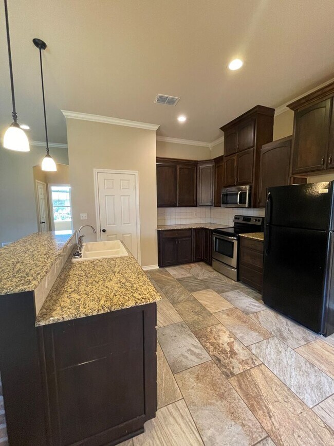 Building Photo - Gorgeous 3-bed/1-bath with garage!
