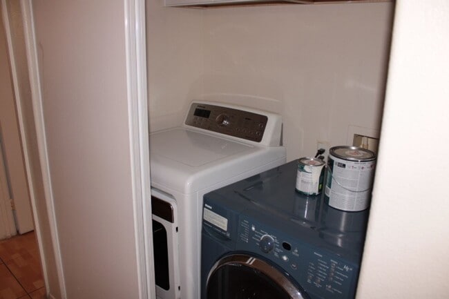 Building Photo - Nice 1000 SF Townhouse for rent in gated c...