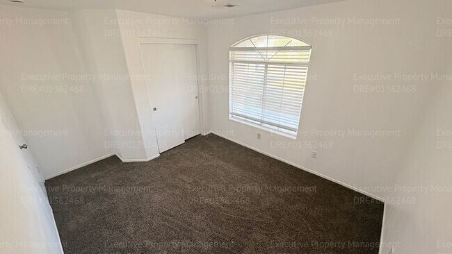 Building Photo - 4 bedroom 2 bathroom home located near S. H St/ Berkshire Rd