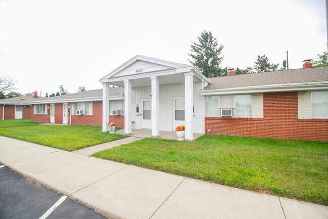 Building Photo - 4825 Hill Ave