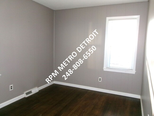 Building Photo - Two Bedroom Home in Royal Oak