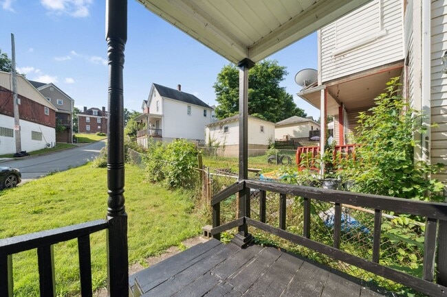 Building Photo - Fresh 3 bedroom home in Jeannette availabl...