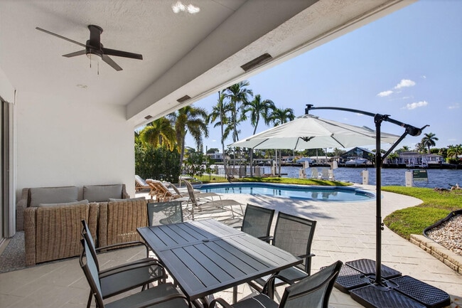 Building Photo - 513 S Riverside Dr