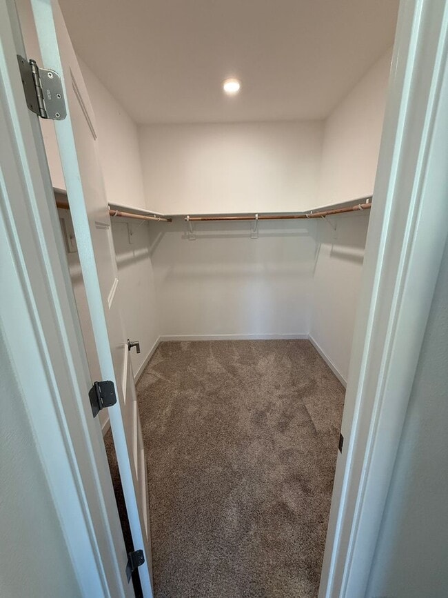 Building Photo - MODERN SMART CONDO IN DESIREABLE COMMUNITY
