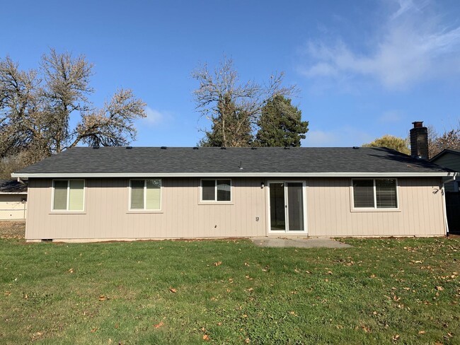 Building Photo - 3 bedroom 2 bath ranch style home near Int...