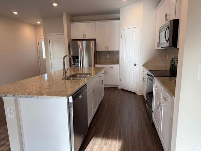 Building Photo - 212 Brook Farm Ln