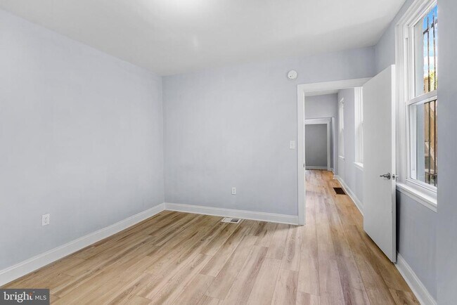 Building Photo - 3950 Lancaster Ave