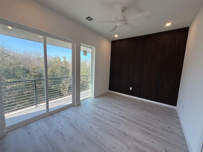 Building Photo - 2000 Riverside Farms Rd