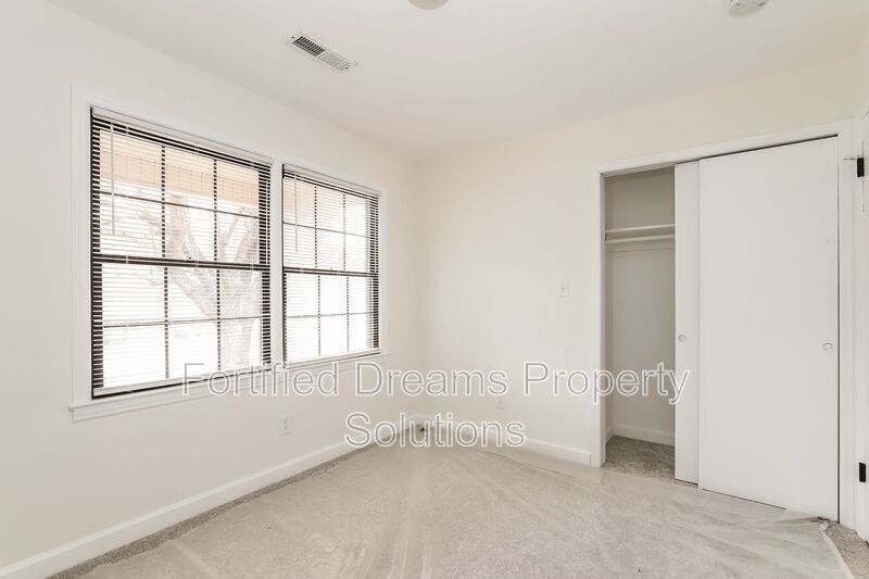 Building Photo - 2732 Knob Hill Dr