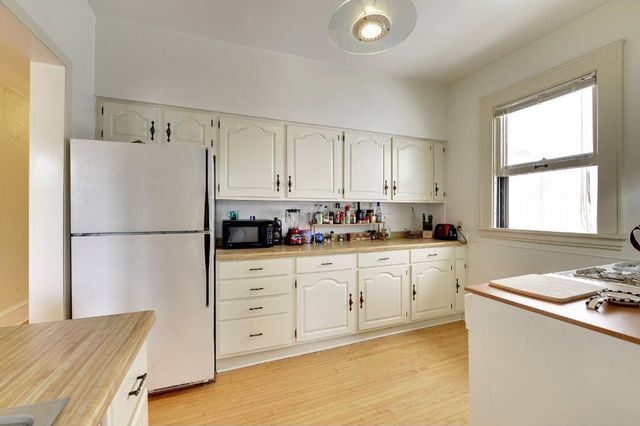 kitchen - 2524 Dupont Ave S