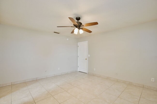 Building Photo - Spacious 3/2 with 2-Car Garage Home in Louisa Pointe Community - Clermont!