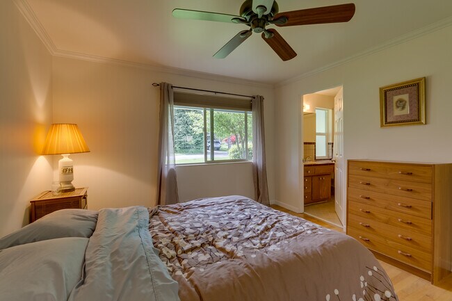 Building Photo - Mercer Island Rambler Available 2/1!