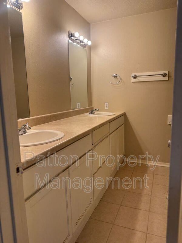 Building Photo - 29 Southridge Dr