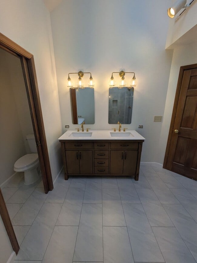 Building Photo - Gorgeous 3 Bedroom • 2.5 Bath Home Recently Remodeled and Ready for you!