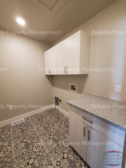 Building Photo - 359 N 3rd W