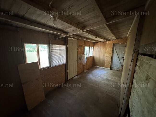 Building Photo - $1100 - 3 bed 1 bath - Single Family Home