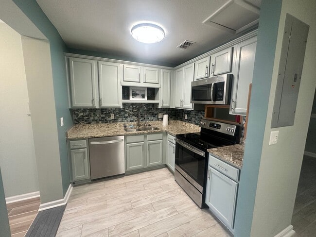 Building Photo - 820 3rd Ave S