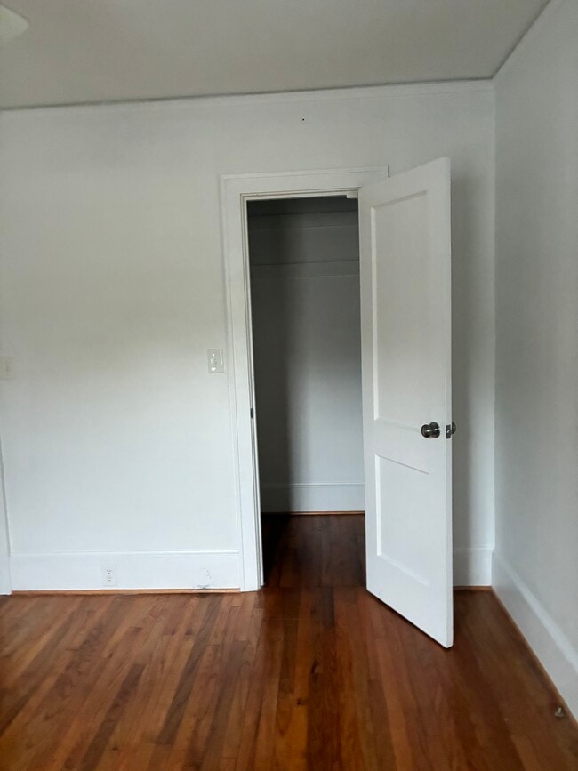 Building Photo - 906 Cherokee Rd