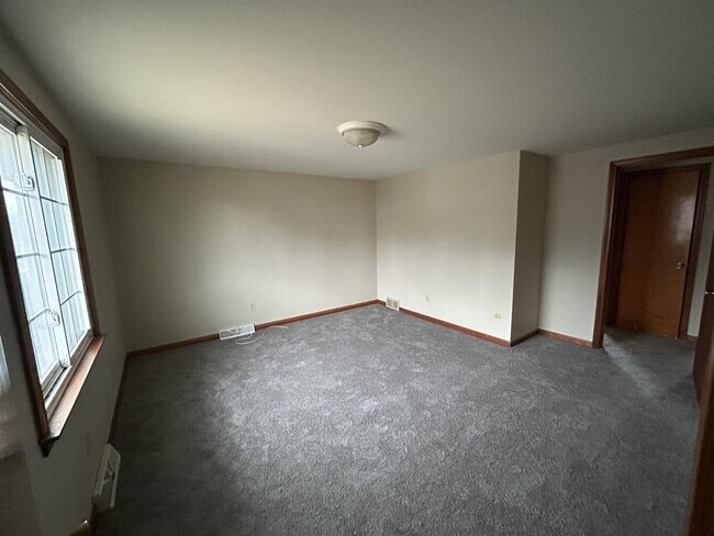Building Photo - 34 Oakridge Dr
