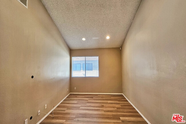 Building Photo - 5800 Owensmouth Ave