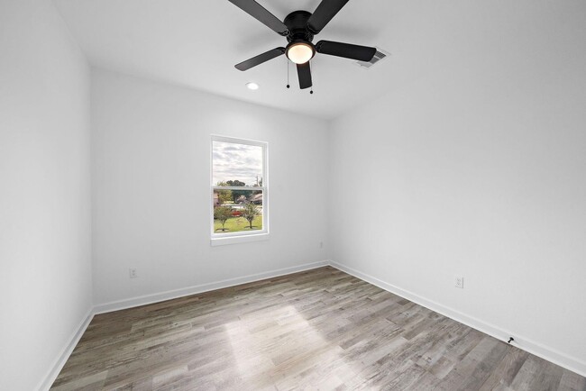 Building Photo - For Lease-Housing Vouchers Accepted | 3 Bed, 3 Bath | 1,515 Sq Ft | South Houston