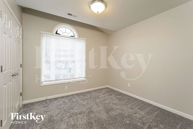 Building Photo - 940 Londonderry Dr