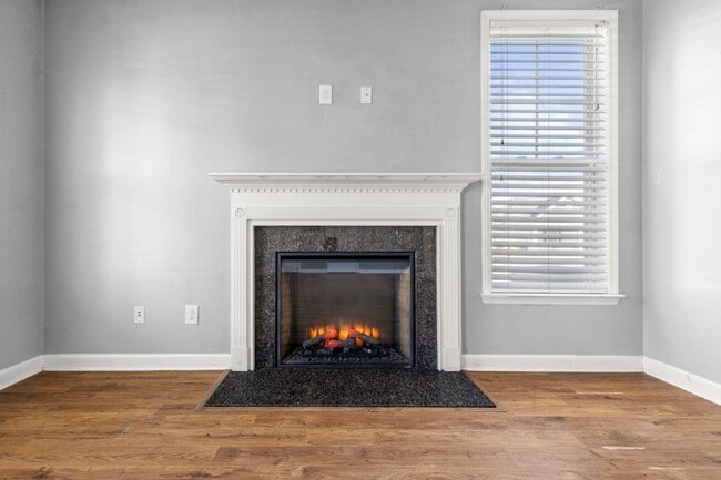 Building Photo - Towne Pointe