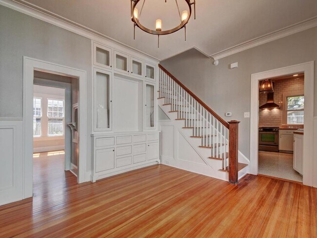 Building Photo - 1203 W 22 1/2 St - Fully remodeled rare 4 bed free standing house in West Campus with large yard.