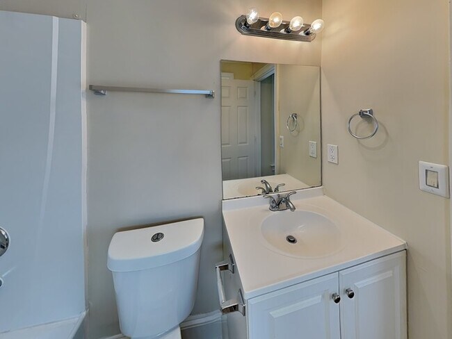 Building Photo - 3101 Park Creek Ct