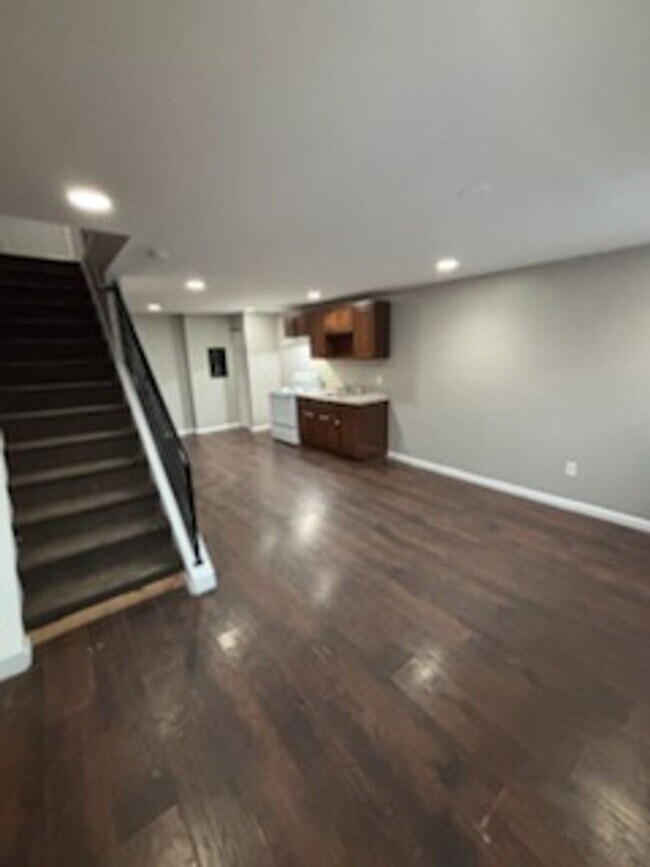 Building Photo - 24 E Silver St