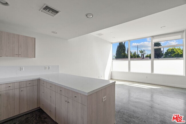 Building Photo - 660 Rose Ave