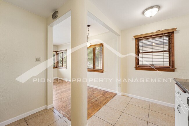 Building Photo - Charming Home with Central AC and Washer/Dryer