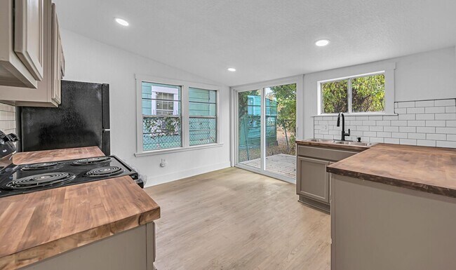 Building Photo - Spacious 4BD 2BA Home in Waco