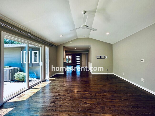 Building Photo - Updated Ranch Style Home in Prairie Villag...
