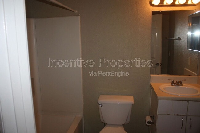 Building Photo - 5016 Park Central Dr