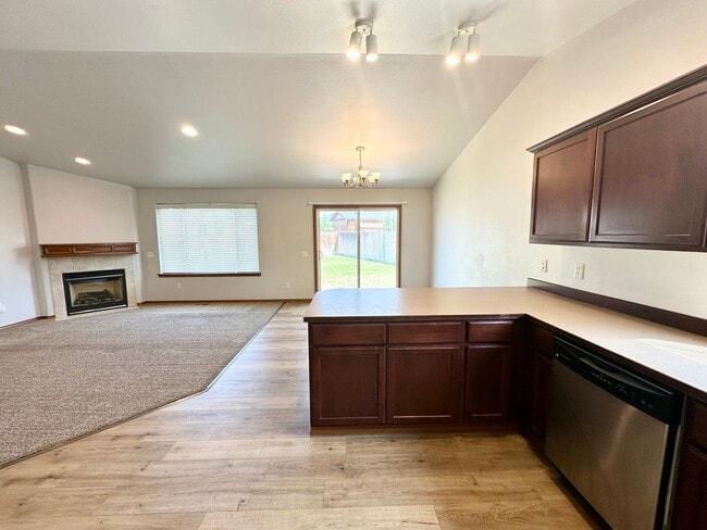 Building Photo - Spacious 4 Bedroom 2 Bathroom Home on Culd...