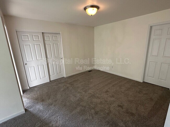 Building Photo - 116 Forest Oaks Dr