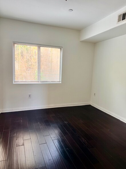 Building Photo - 917 N Sierra Bonita Ave