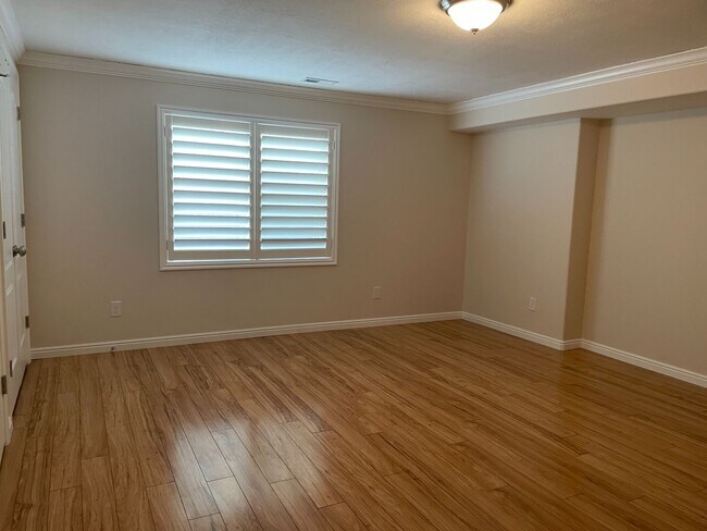 Building Photo - 6 Bedroom/3.2 Bath Home For Rent in Sandy