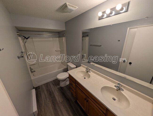 Building Photo - Spacious Elyria Split-Level Near LCCC with Fireplace & Fenced Yard